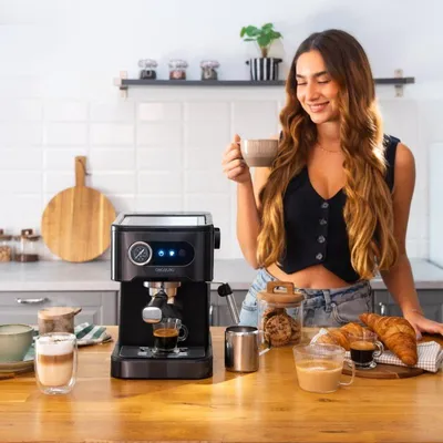 Cafetera Express Cecotec Power Espresso 20 Pro Latte 1,5L 20 bares con vaporizador y depósito de leche 550ml