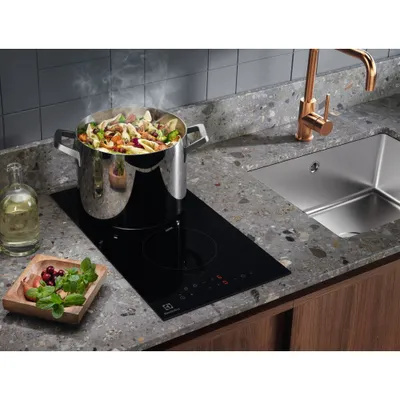 Electrolux Serie 300 LHR3233CK Negro Integrado 30 cm Cerámico 2 zona(s)
